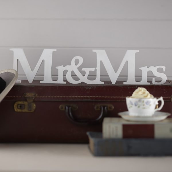 Drevený nápis Mr&Mrs biely