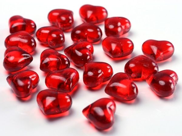 Stolové konfety kryštálové srdiečka červené
