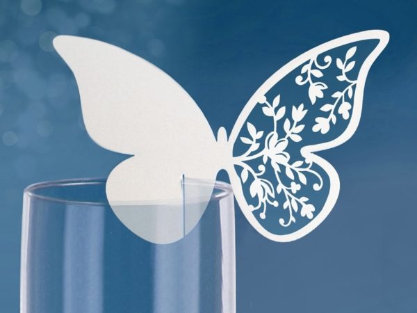 Menovka motýľ vyrezávaný biely