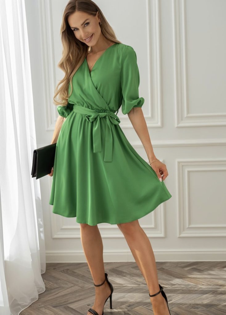 Saténové krátke šaty s opaskom zelené