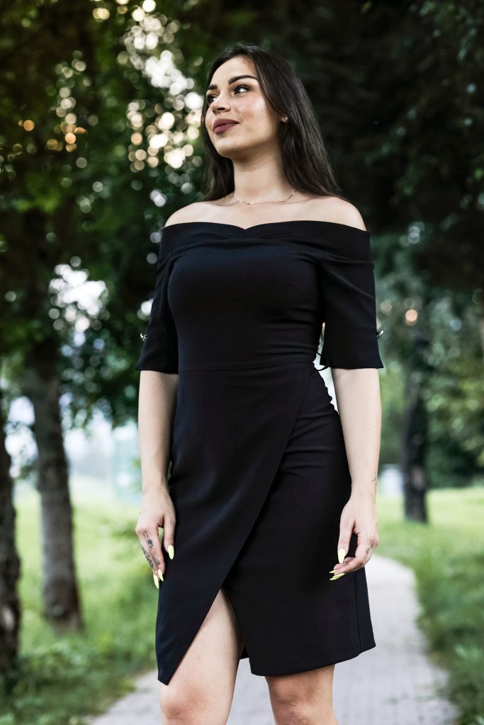 Krátke čierne šaty s odhalenými ramenami