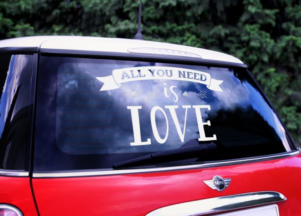 Nálepka na auto All you need is love
