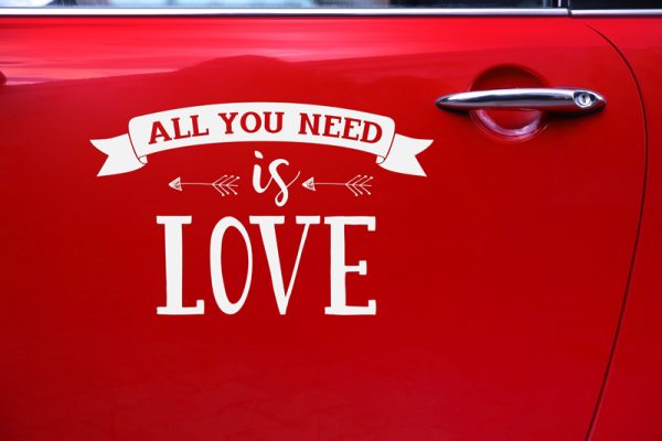 Nálepka na auto All you need is love
