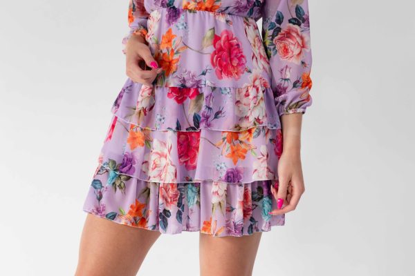 Krátke letné kvetované šaty s volánmi fialové