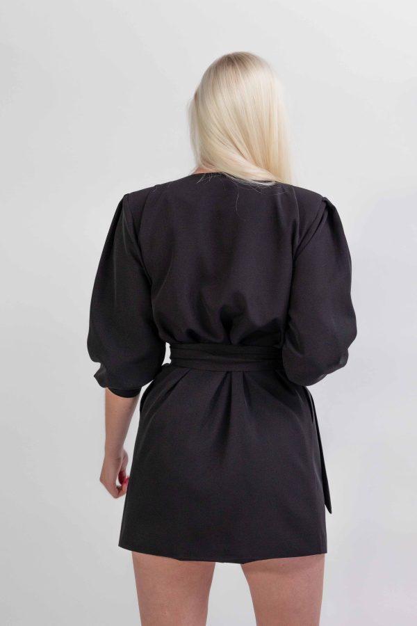 Krátke sakové šaty čierne s opaskom