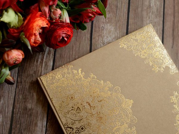 Svadobná-kniha-hostí-kraft-so-zlatým-ornamentom
